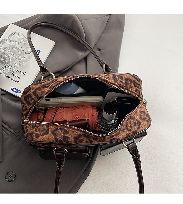 Autumn and winter fashion leopard pilling shoulder bag